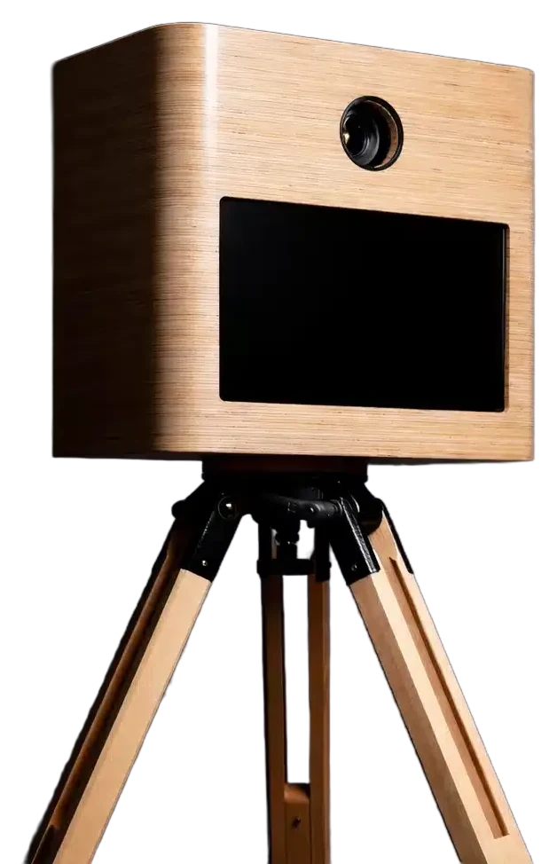 Fotobox Woody im Holzdesign auf Stativ
