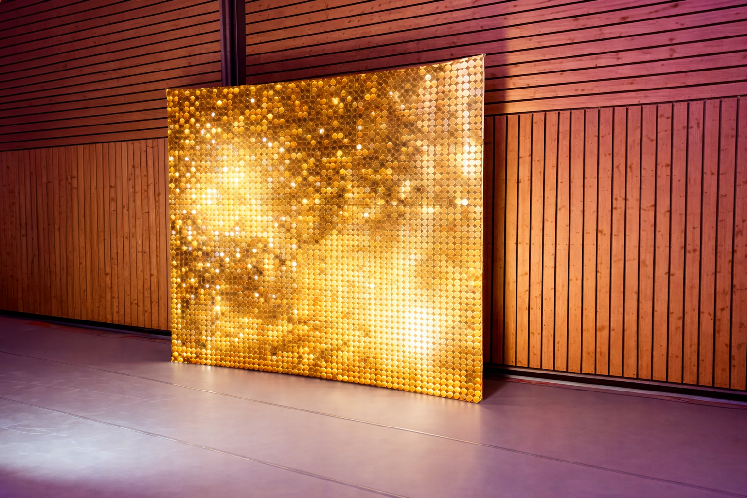 Goldene Paillettenwand als glänzender Fotobox-Hintergrund für Events und Feiern