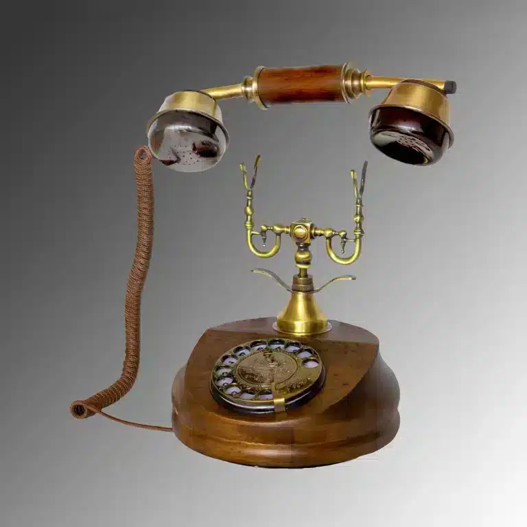 Altes Telefon mit Wählscheibe und separatem Hörer im Vintage-Stil