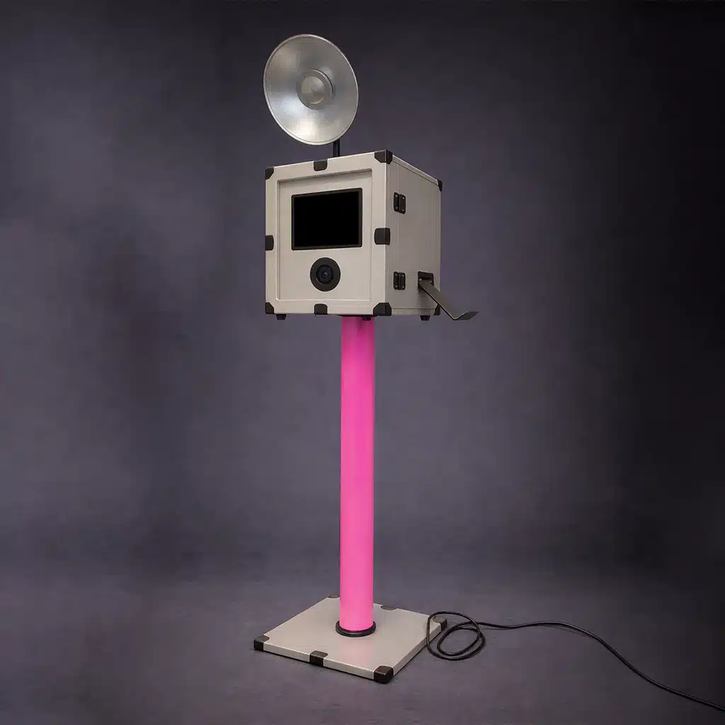 Fotobox Pinky mit pinker Säule für Events und Partys